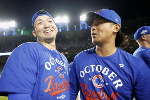 パドレスに勝利し地区シリーズ進出を決め、今永（右）と喜ぶカブス・鈴木＝シカゴ（共同）