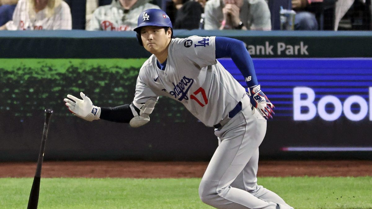 ７回の大谷 米大リーグ地区シリーズ 　フィリーズ戦の７回、右前に適時打を放つドジャース・大谷＝フィラデルフィア（共同）