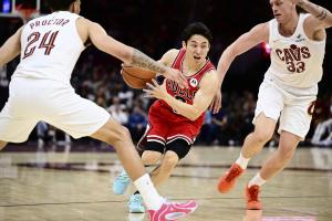 キャバリアーズ戦で攻め込むブルズの河村＝クリーブランド（イマジンイメージズ・ロイター＝共同）