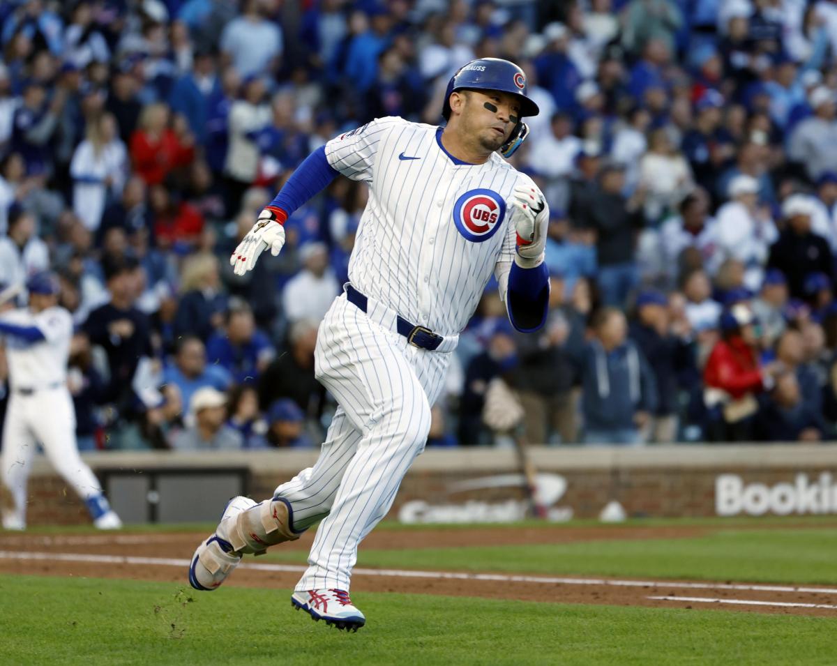 ブルワーズ戦の３回、二塁打を放って走るカブス・鈴木＝シカゴ（共同）