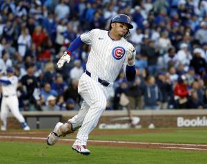 ブルワーズ戦の３回、二塁打を放って走るカブス・鈴木＝シカゴ（共同）