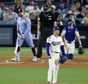 フィリーズ戦の４回、シュワバーに本塁打を浴びたドジャース・山本＝ロサンゼルス（共同）