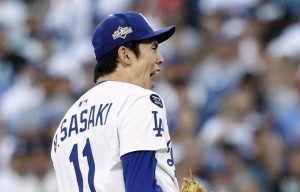 フィリーズ戦の９回、リアルミュートを三振に仕留め、雄たけびを上げるドジャース・佐々木＝ロサンゼルス（共同）