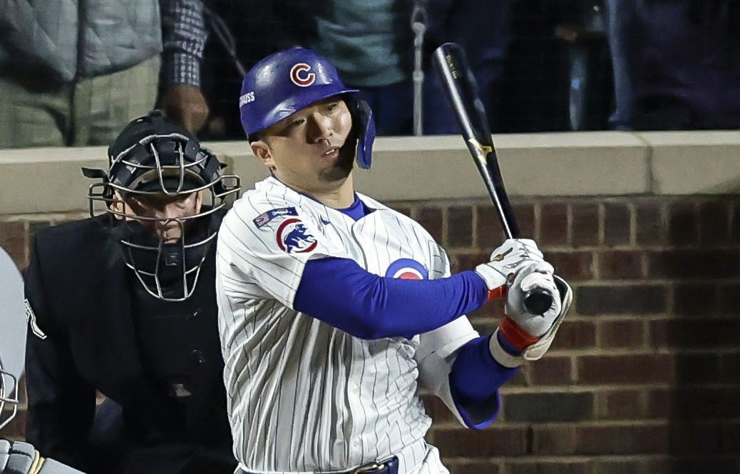 ブルワーズ戦の７回、三塁内野安打を放つカブス・鈴木＝シカゴ（共同）