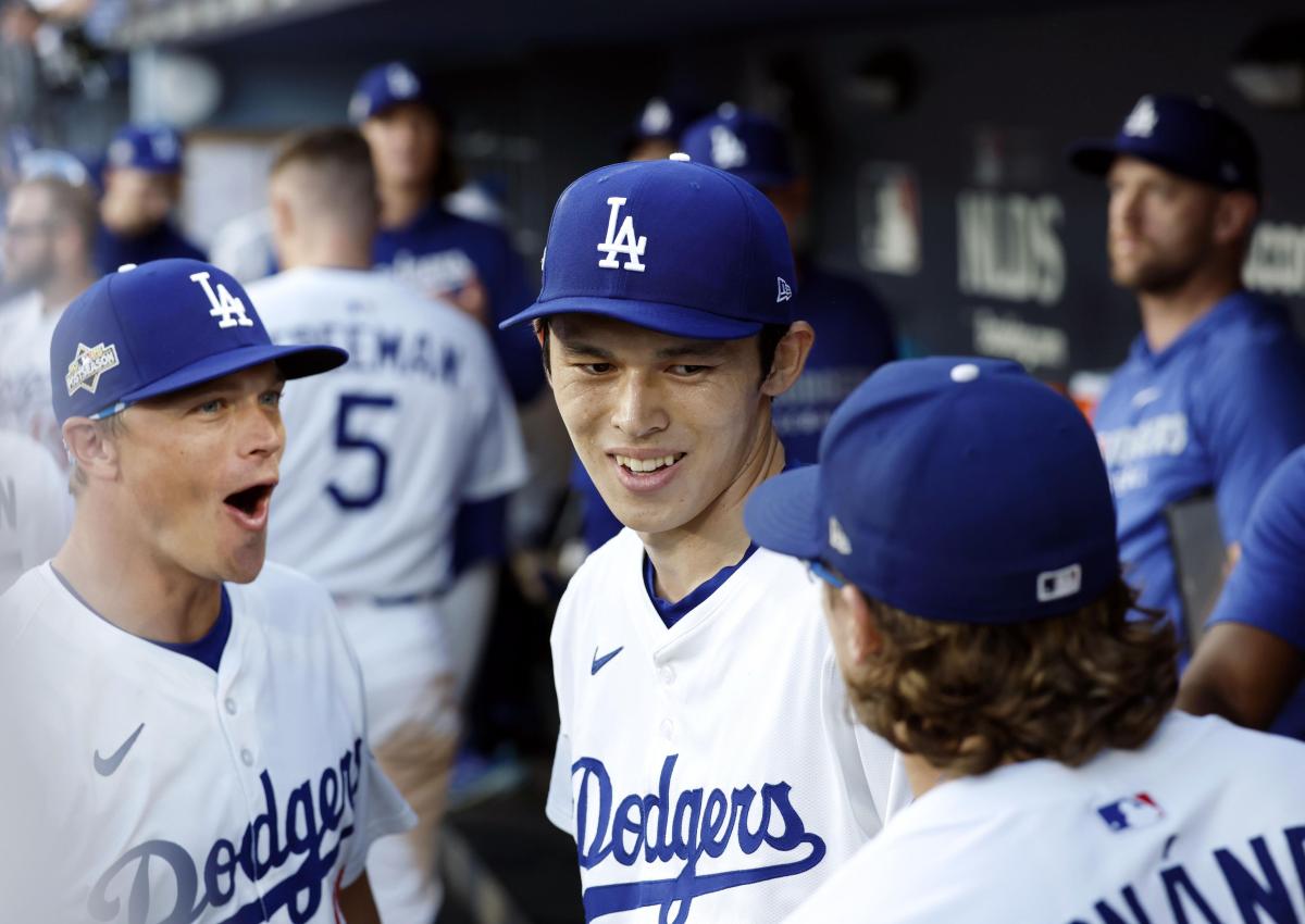フィリーズ戦の１０回を投げ終え、ベンチで笑顔を見せるドジャース・佐々木。３回無安打無失点の好投だった＝ロサンゼルス（共同）