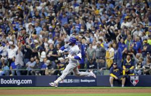 ブルワーズ戦の２回、同点ソロを放ち塁を回るカブス・鈴木＝ミルウォーキー（共同）