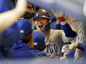 ブルワーズ戦の２回、同点ソロを放ちベンチで迎えられるカブス・鈴木＝ミルウォーキー（共同）