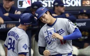 ブルワーズ戦の１回、四球を選び出塁したドジャース・大谷＝ミルウォーキー（共同）