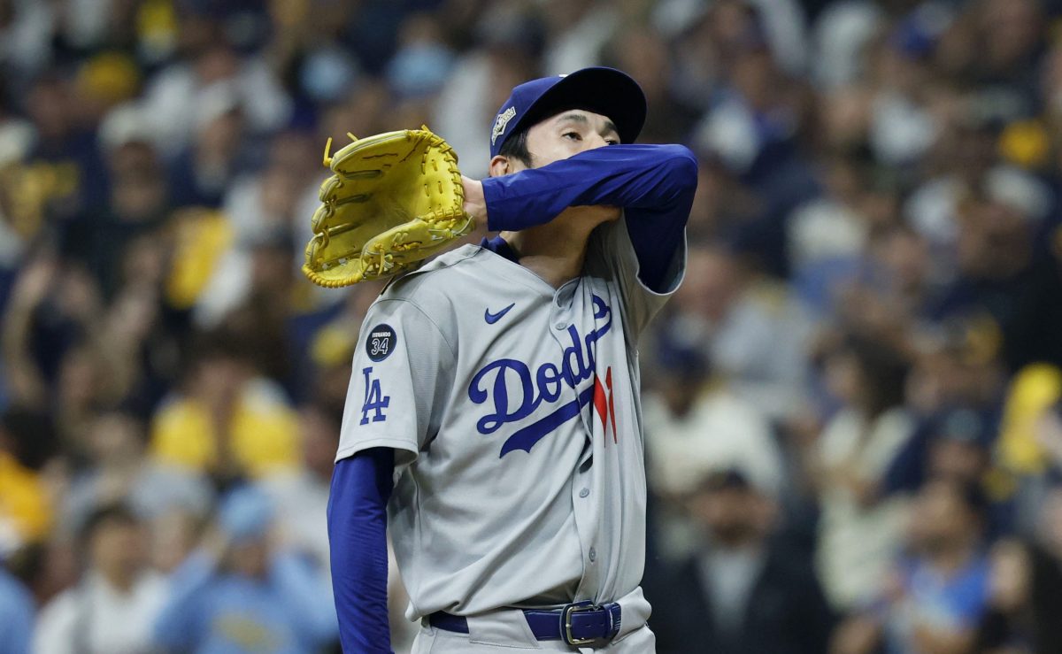 ブルワーズ戦の９回、二塁打を打たれ、汗を拭うドジャース・佐々木＝ミルウォーキー（共同）