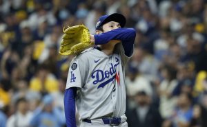 ブルワーズ戦の９回、二塁打を打たれ、汗を拭うドジャース・佐々木＝ミルウォーキー（共同）