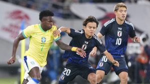 日本―ブラジル　前半、競り合うブラジルのビニシウス（左）と久保（中央）＝味の素スタジアム