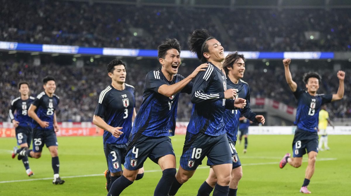 サッカー国際親善試合のブラジル戦の後半、決勝ゴールを決めて喜ぶ日本代表。１４度目の対戦で初勝利を挙げた＝１４