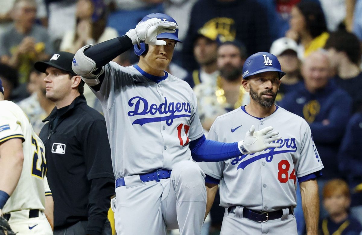 ブルワーズ戦の７回、右前適時打を放ちポーズをとるドジャース・大谷＝ミルウォーキー（共同）