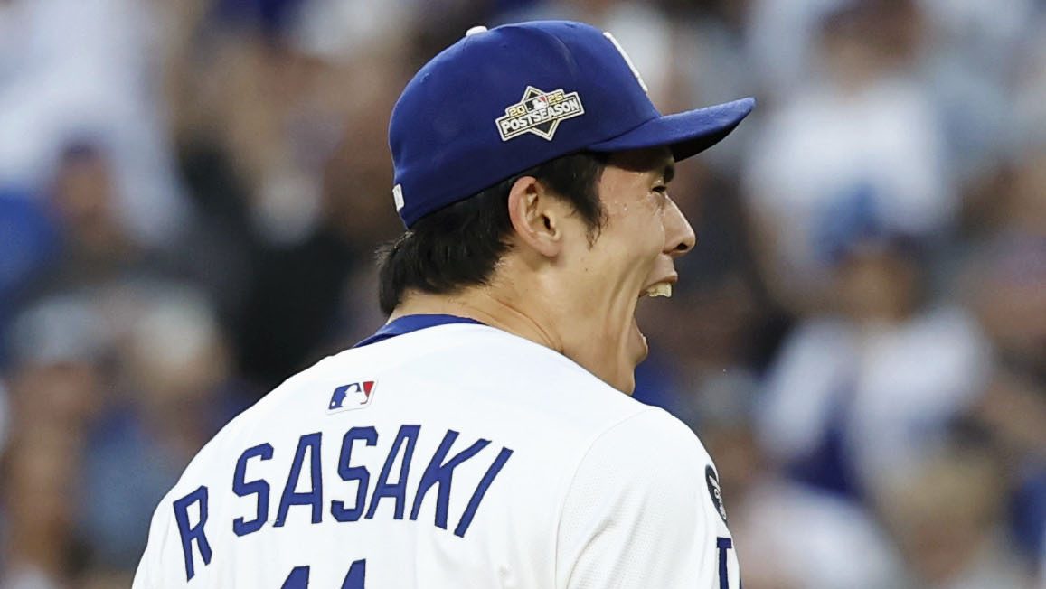 ブルワーズ戦の９回、打者３人で試合を締め、雄たけびを上げるドジャース・佐々木＝ロサンゼルス（共同）