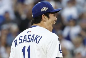 ブルワーズ戦の９回、打者３人で試合を締め、雄たけびを上げるドジャース・佐々木＝ロサンゼルス（共同）