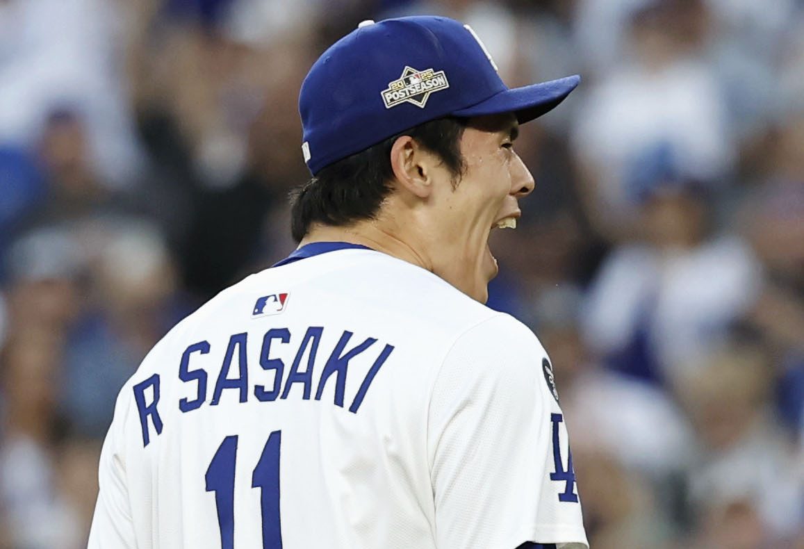 ブルワーズ戦の９回、打者３人で試合を締め、雄たけびを上げるドジャース・佐々木＝ロサンゼルス（共同）