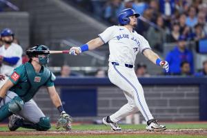 マリナーズ戦の３回、２ランを放つブルージェイズのバージャー＝トロント（ゲッティ＝共同）