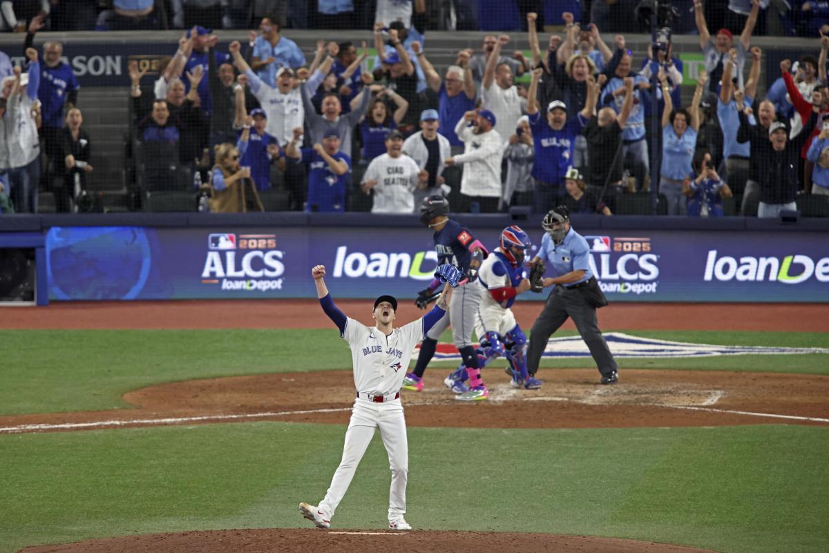 リーグ優勝を決め、喜ぶブルージェイズのホフマン（手前）＝トロント（ゲッティ＝共同）