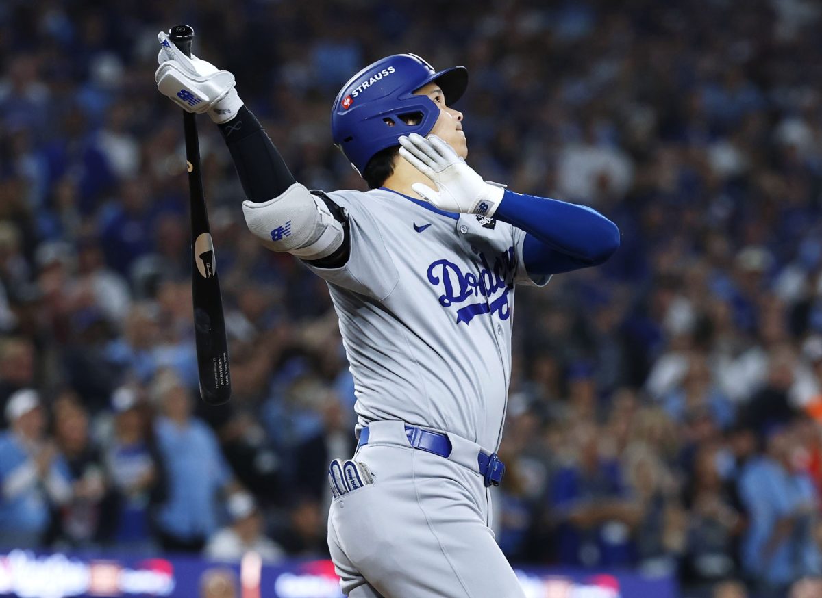 ブルージェイズ戦の７回、２ランを放つドジャース・大谷＝トロント（共同）