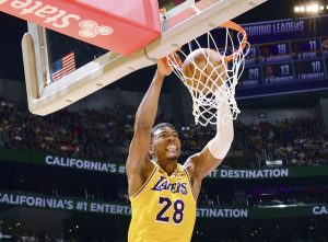 ティンバーウルブズ戦でダンクシュートを決めるレーカーズの八村＝ロサンゼルス（ＮＢＡＥ・ゲッティ＝共同）