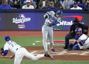 ブルージェイズ戦の８回、バットを折りながら右前打を放つドジャース・大谷＝トロント（共同）