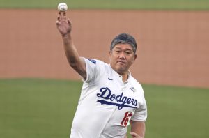 ワールドシリーズ第３戦の始球式を務めるドジャースＯＢの野茂英雄さん＝ロサンゼルス（共同）