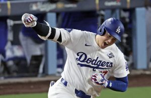 ブルージェイズ戦の７回、この試合２本塁打目となる同点ソロを放ち、ガッツポーズで塁を回るドジャース・大谷＝ロサンゼルス（共同）