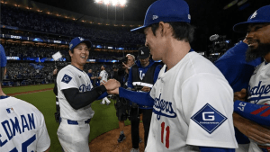 大谷翔平＆佐々木朗希、“右手タッチ”にSNS感動　笑顔のツーショットに「嬉しくて泣きそう」「絆を感じる一枚」