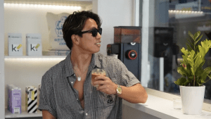 「なんてセクシーな」浅野拓磨、涼顔カフェショットにSNS騒然　負傷を気遣う声も