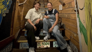 「雑誌の表紙みたい」岩井明愛＆千怜、ワイキキでの爽やか私服コーデに称賛