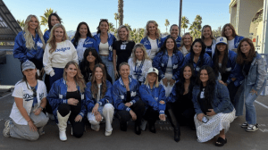 ド軍婦人会集合ショットに“チラリ”真美子さん　つつましい姿に「大谷翔平の奥さんなら前行ってもいいと思うけど」「見切れ、好き」