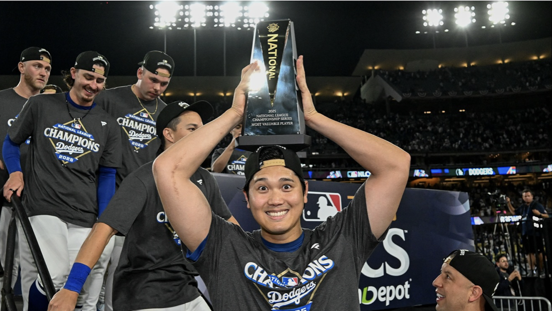 大谷翔平が見せた「少年の顔」 MVPトロフィーを手におどけるショットに