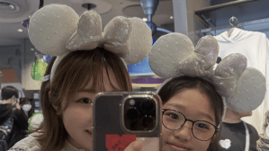 都玲華、姉妹ディズニーで“お揃いカチューシャ”姿にファンほっこり「仲良し」「なんて妹ちゃん想い」