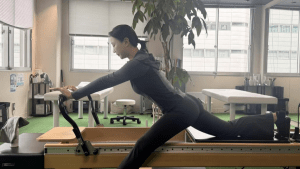 27歳女子プロ、“ぴっちりウェア”でスタイル際立つストレッチ姿を公開　「しなやかで美しい」「足ながっ」