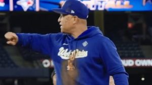 ロバーツ監督、あわやIL入り!?　全力疾走からのド派手転倒にファン爆笑「運動会のお父さん」「かわいすぎw」