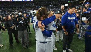 「なんて綺麗な涙」山本由伸が男泣き…！　球団カメラマンが捉えた感動の一枚に「本当に良い瞬間」とファンも涙