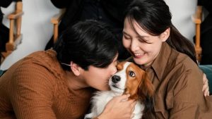 大谷翔平、デコピンに熱烈キス！　幸せすぎる“家族写真”公開に「ステキな家族」「大谷さんブラボー！」