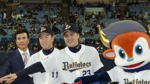 ポーズをとる新入団選手ら オリックス新入団選手発表 　オリックスの新入団発表でポーズをとる（前列左から反時計回りに）西川拓喜外野手、戸田亮投手、森本将太投手、原大輝捕手、伏見寅威捕手、松葉貴大投手、森脇浩司監督、村山良雄球団本部長、佐藤峻一投手、武田健吾外野手＝京セラドーム