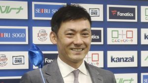 契約更改交渉を終え、来季への思いを書いた色紙を手にする西武・栗山＝４日、埼玉県所沢市