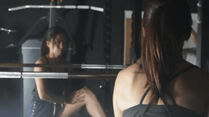 園田彩乃、背中ざっくり開いた“キャミソール＆ショーパン”姿にファン熱狂　トレーニング風景に「ナイスバディっす」「こっち向いて下さい」