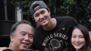 ド軍カメラマン、大谷翔平＆真美子夫人の秘蔵写真を公開　優勝パレードのワンシーンに「ドジャースの生き証人」「最高のスリーショットですね」　