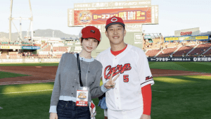 “愛妻家”小園海斗、ファン感謝祭後にモデル妻と笑顔のツーショット 「奥さんめっちゃ可愛いなあ」と注目