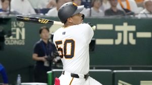 ６回巨人１死、オコエが中越えに三塁打を放つ＝東京ドーム
