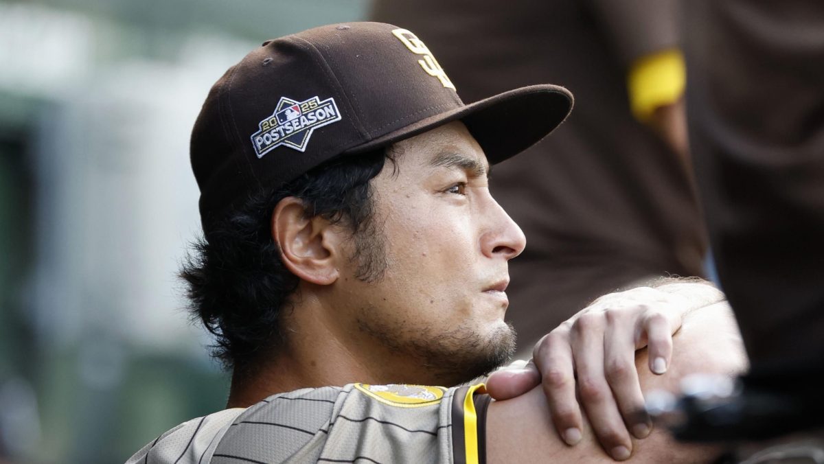 カブス戦の２回、降板しベンチから試合を見守るパドレスのダルビッシュ＝シカゴ（共同）