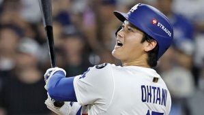 ブルワーズ戦の７回、この試合３本目の本塁打を放つドジャース・大谷＝ロサンゼルス（共同）
