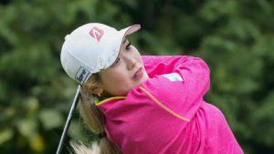 第１日、１１番でティーショットを放つ桑木志帆。５アンダーで３位＝武蔵丘コース