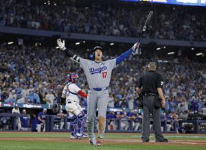 ブルージェイズ戦の９回、ロハスの同点ソロを喜ぶドジャース・大谷＝トロント（共同）