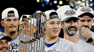 米大リーグ、ワールドシリーズ２連覇を達成し、トロフィーを手にするドジャースの大谷翔平＝２日、トロント（共同