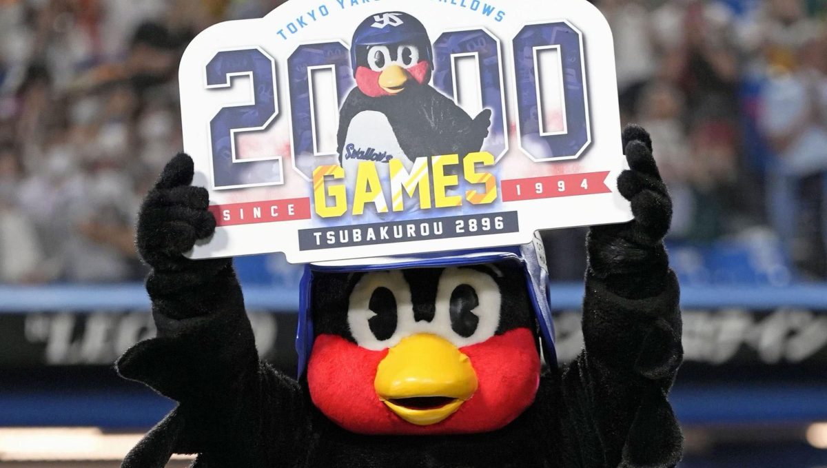 ２０２２年８月、ホーム通算２千試合出場を達成し、記念のボードを掲げるヤクルトのマスコット「つば九郎」＝神宮