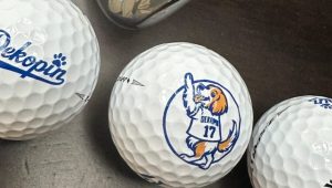 大谷翔平、デコピンが描かれたオリジナルゴルフギアを公開　クラブには大谷とハイタッチするイラストも